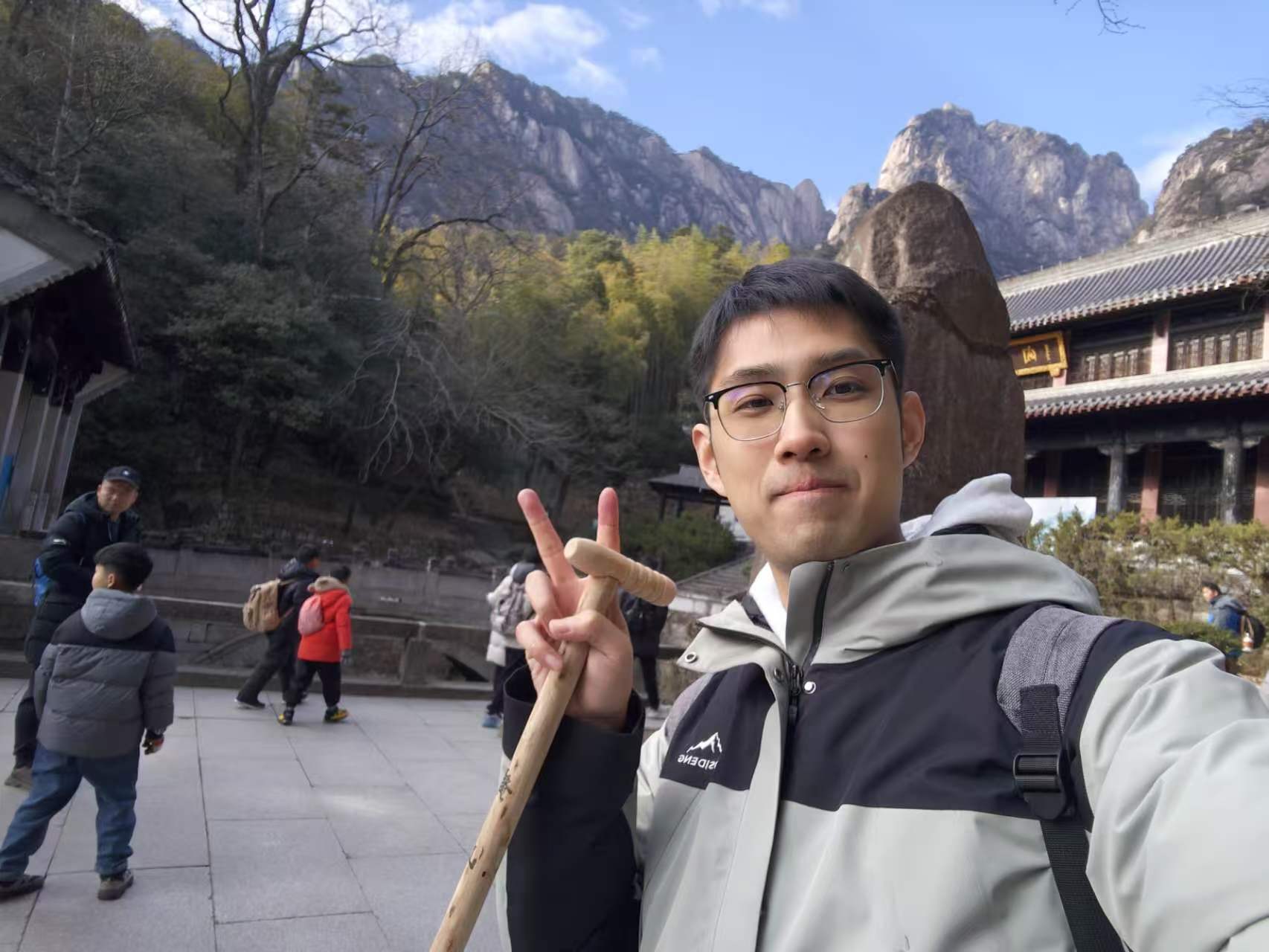 在黄山旅行的生活照